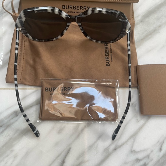 BURBERRY OVERSIZED BLACK AND WHITE CHECK PATTERN SUNGLASSES - Picture 7 of 16